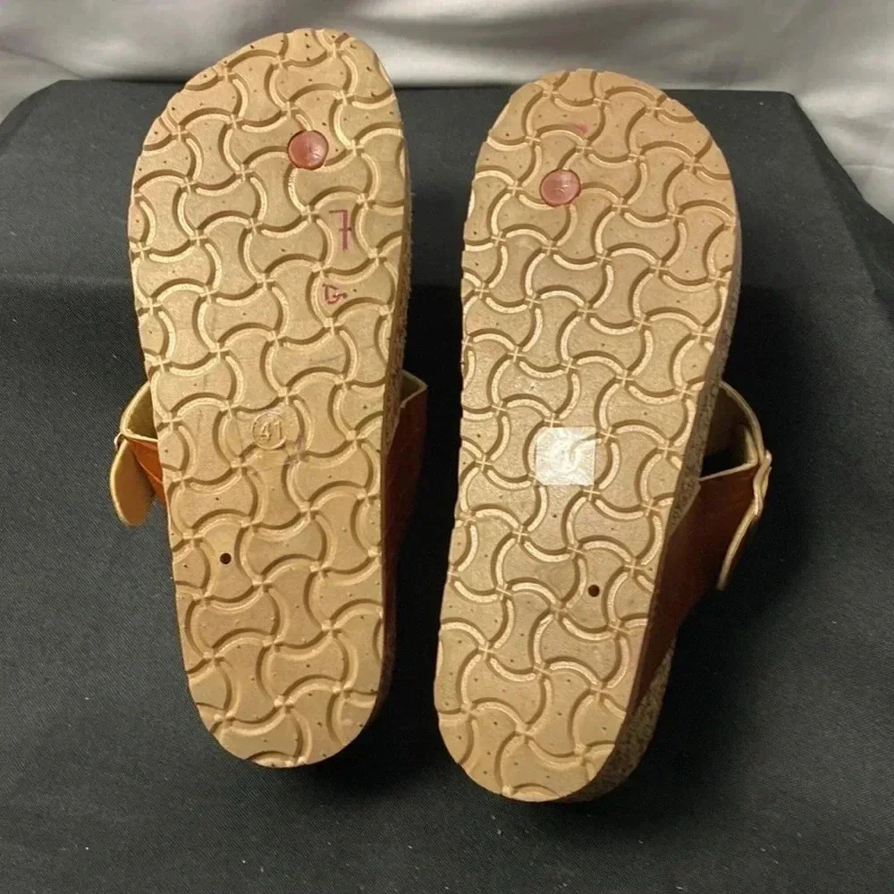 CL LAUNDRY WOMENS SIZE 10 CARAMEL COLOR FAUX‎ ALLIGATOR THONG STRAP HEEL